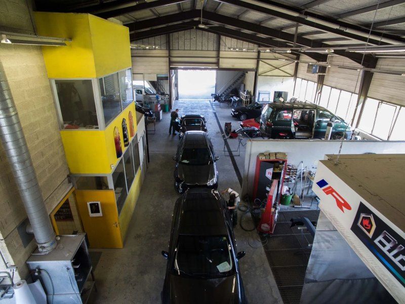 Une vue aérienne d'un garage avec un panneau indiquant « rr » dessus