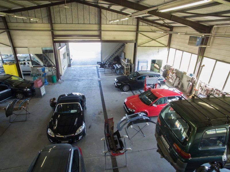 Une vue aérienne d'un garage rempli de voitures et de camionnettes
