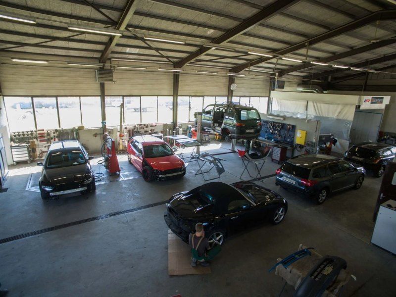 Beaucoup de voitures sont garées dans un garage.