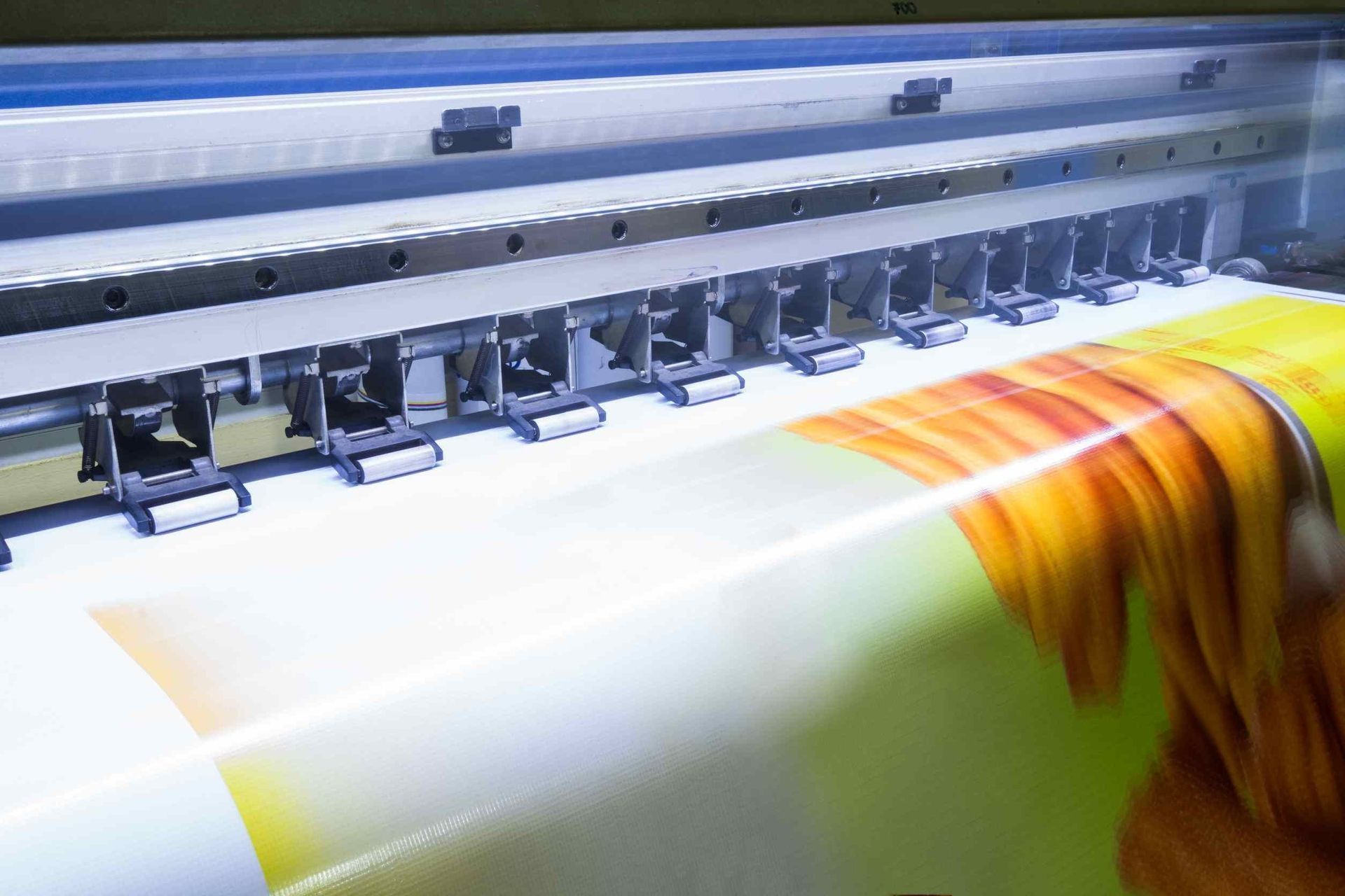 Una impresora grande está imprimiendo una hoja grande de papel.
