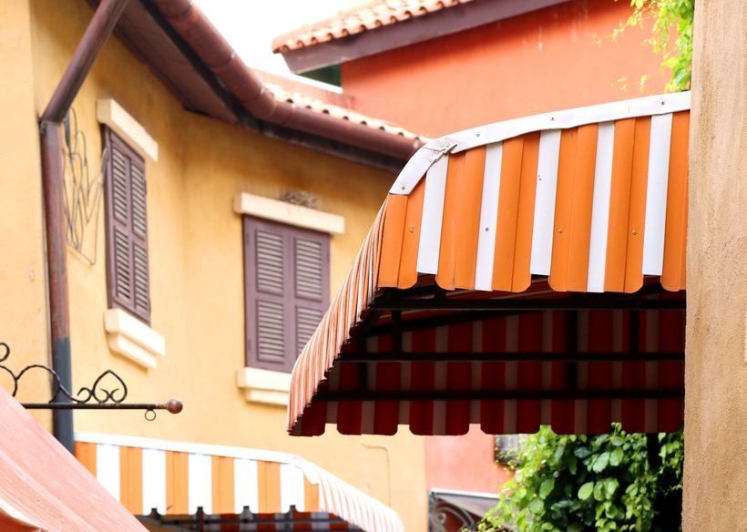 Un edificio con un toldo a rayas en el costado.