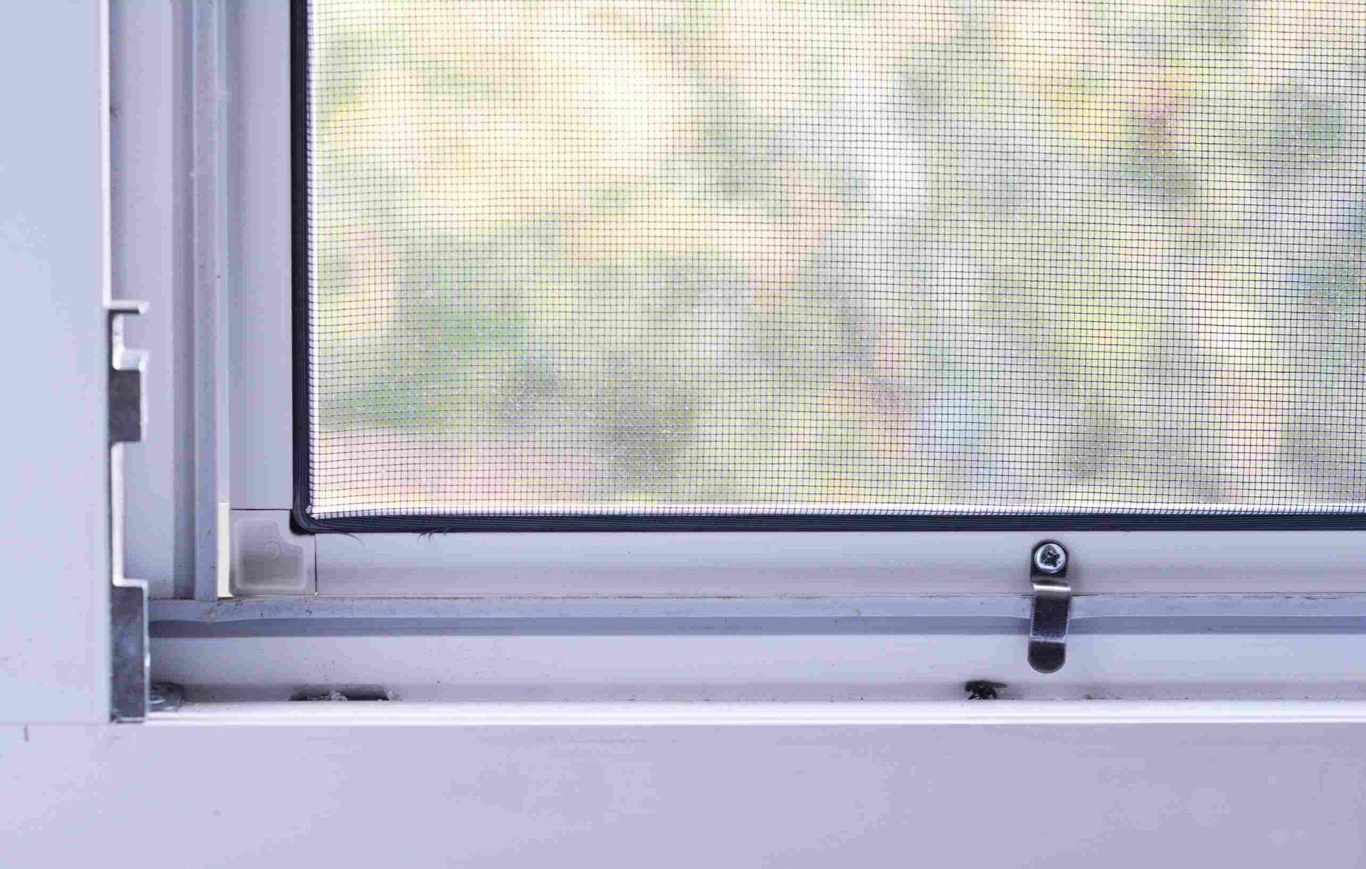Un primer plano de una mosquitera en una ventana.