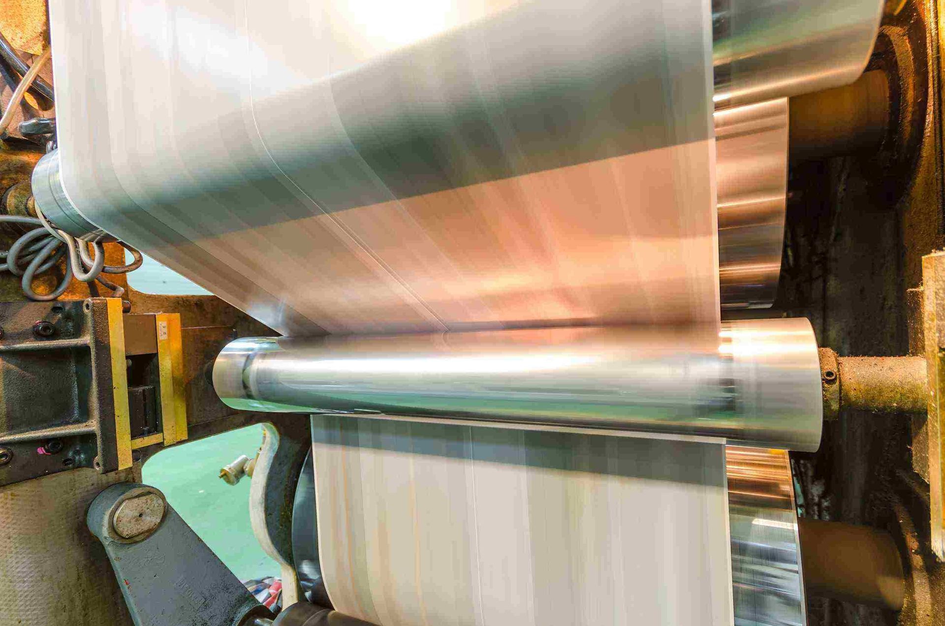 Una máquina está enrollando un rollo de papel en una fábrica.