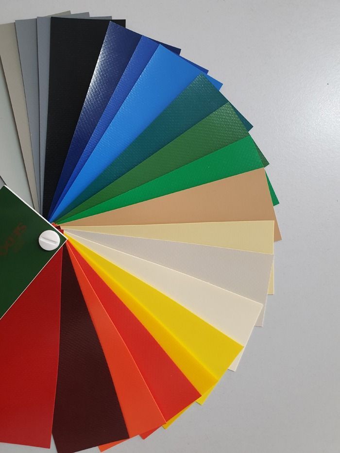 Un abanico con un montón de colores diferentes.