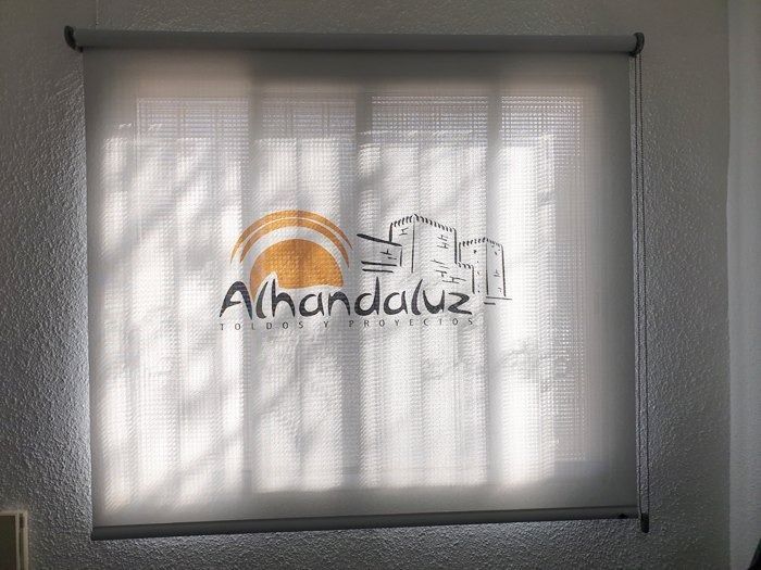 Una ventana con una persiana que dice alhandaluz