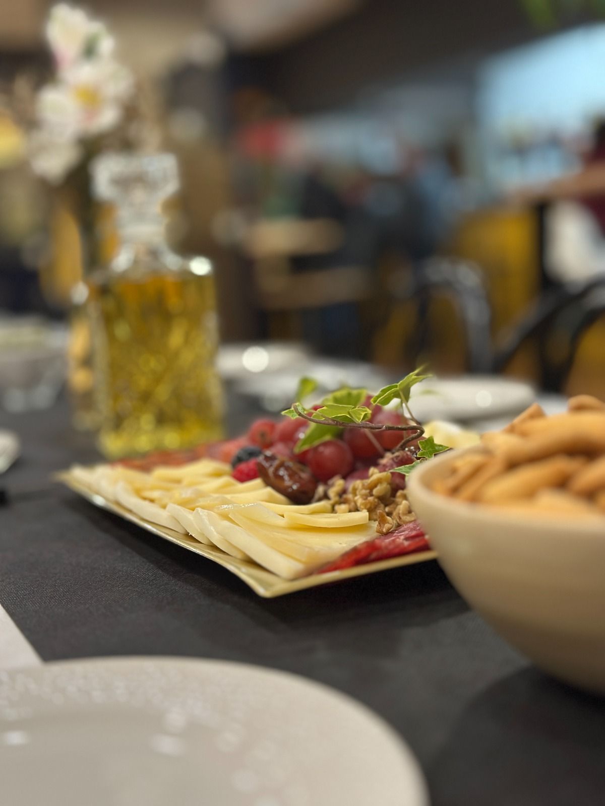 Un plato de comida y un tazón de galletas están sobre una mesa.