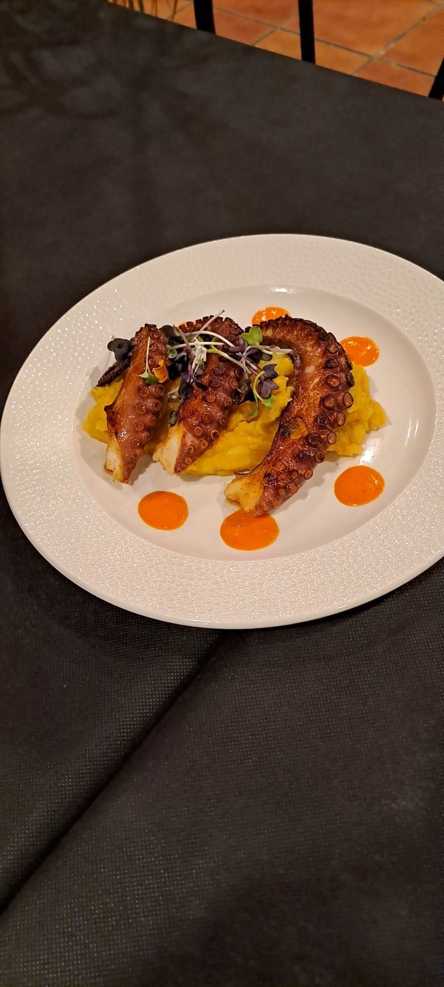 Un primer plano de un plato de comida sobre una mesa.