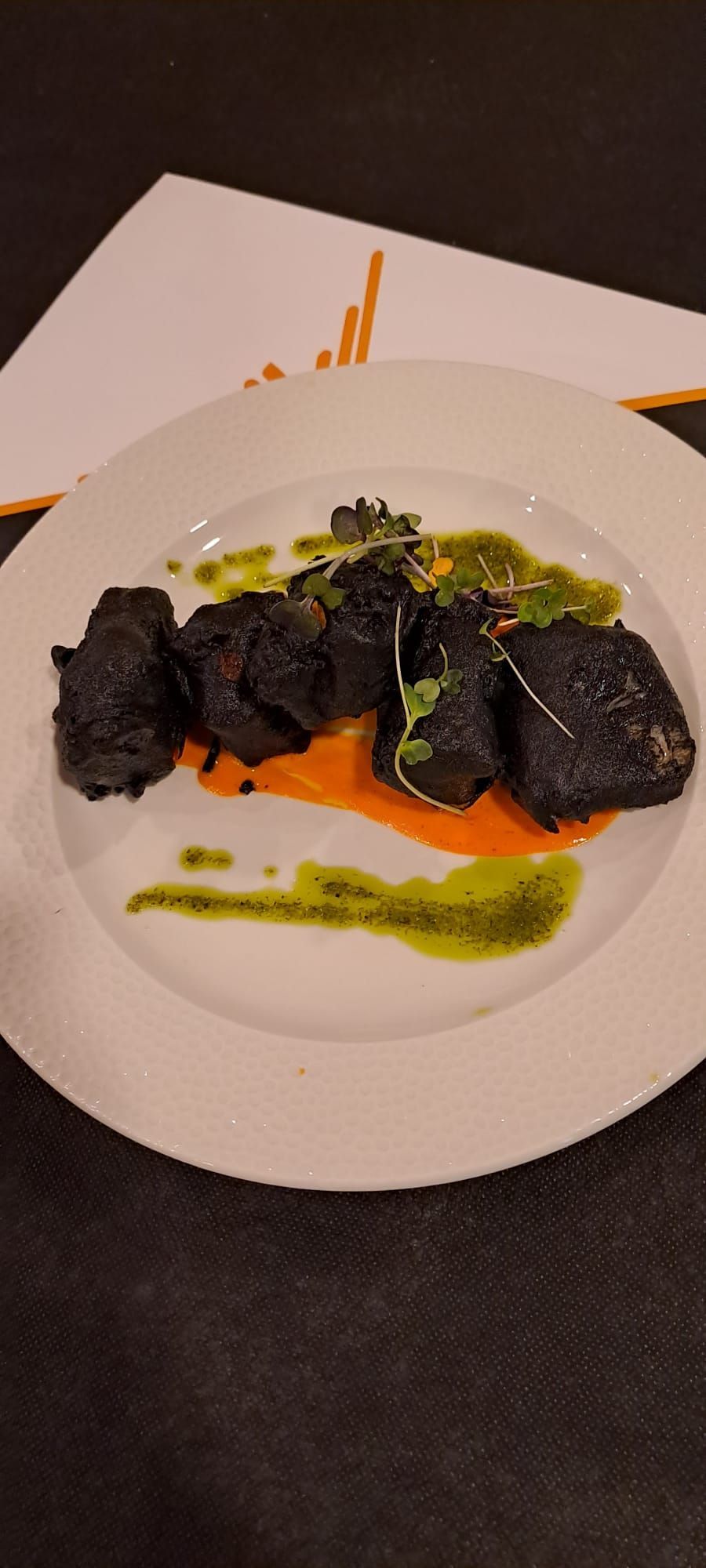 Un primer plano de un plato de comida sobre una mesa.