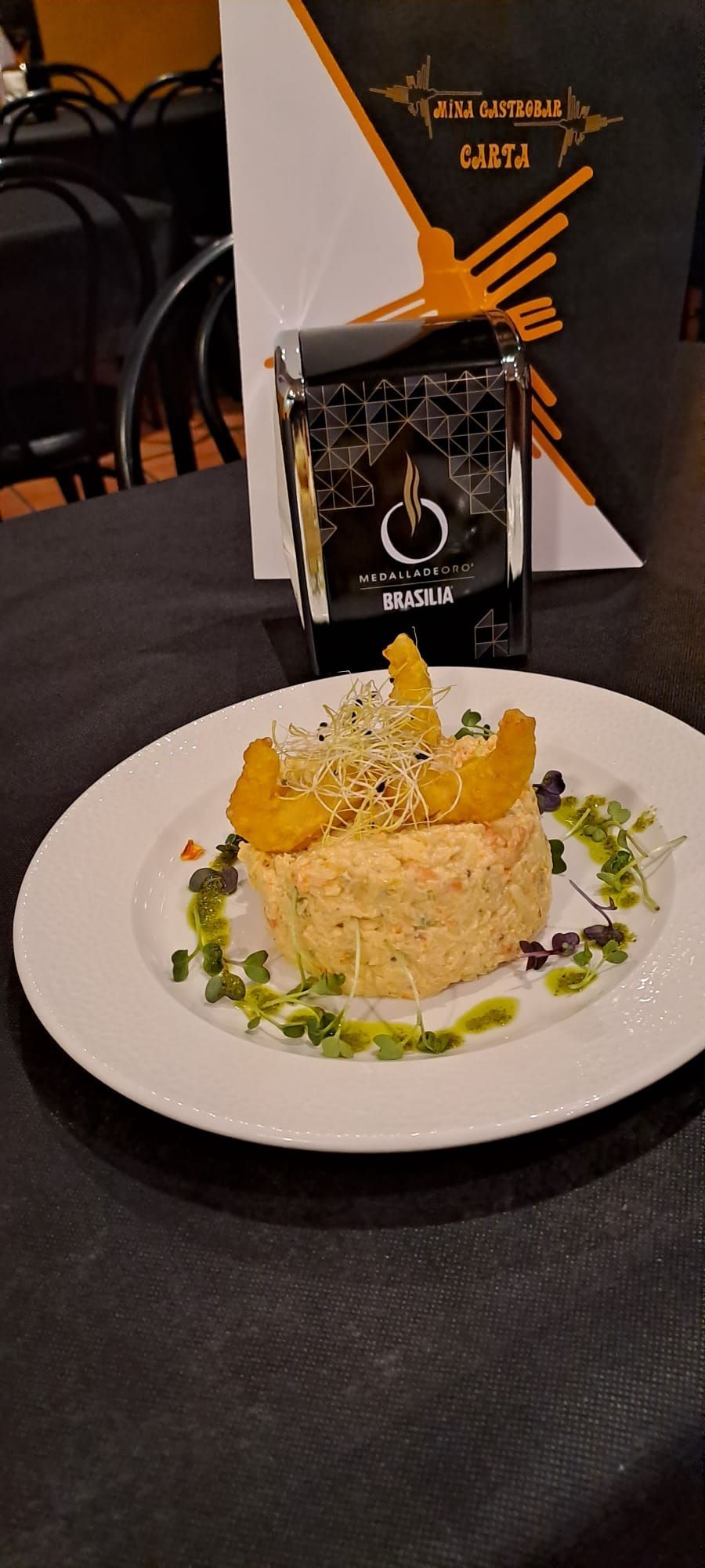 Un primer plano de un plato de comida sobre una mesa.