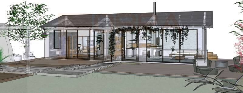 Una casa moderna de una sola planta con una gran fachada de cristal, una terraza de madera