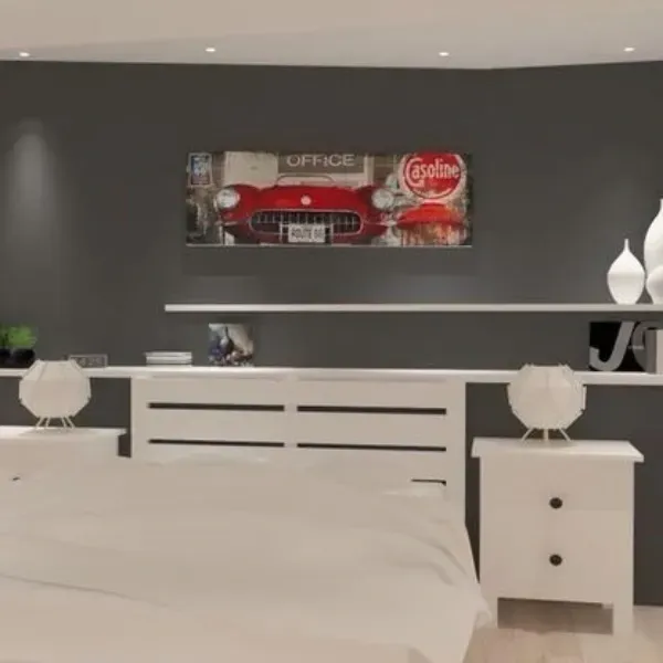 Una obra de arte que representa un coche deportivo rojo cuelga sobre una cama blanca