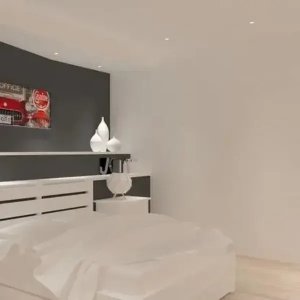 Un dormitorio moderno con ropa de cama blanca, una pared decorativa gris, una estantería
