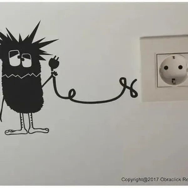 Un monstruo de dibujos animados negro, con el pelo puntiagudo, que sostiene un cable de alimentación