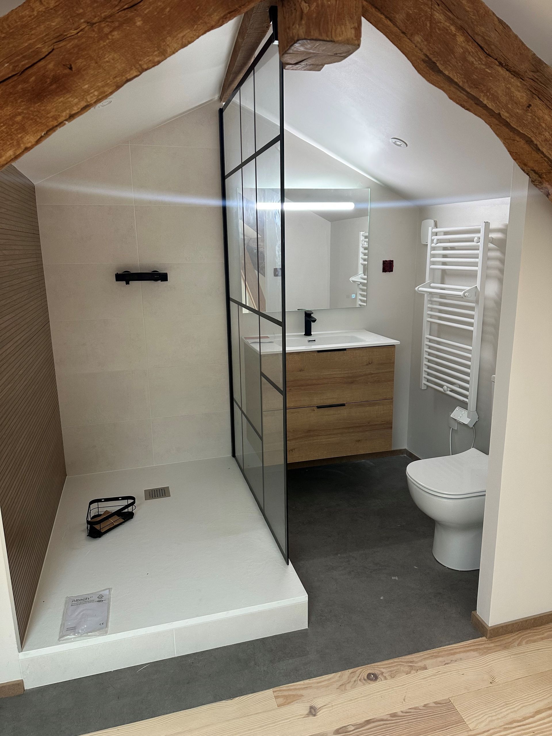 Pose de salle de bain avec douche à l'italienne