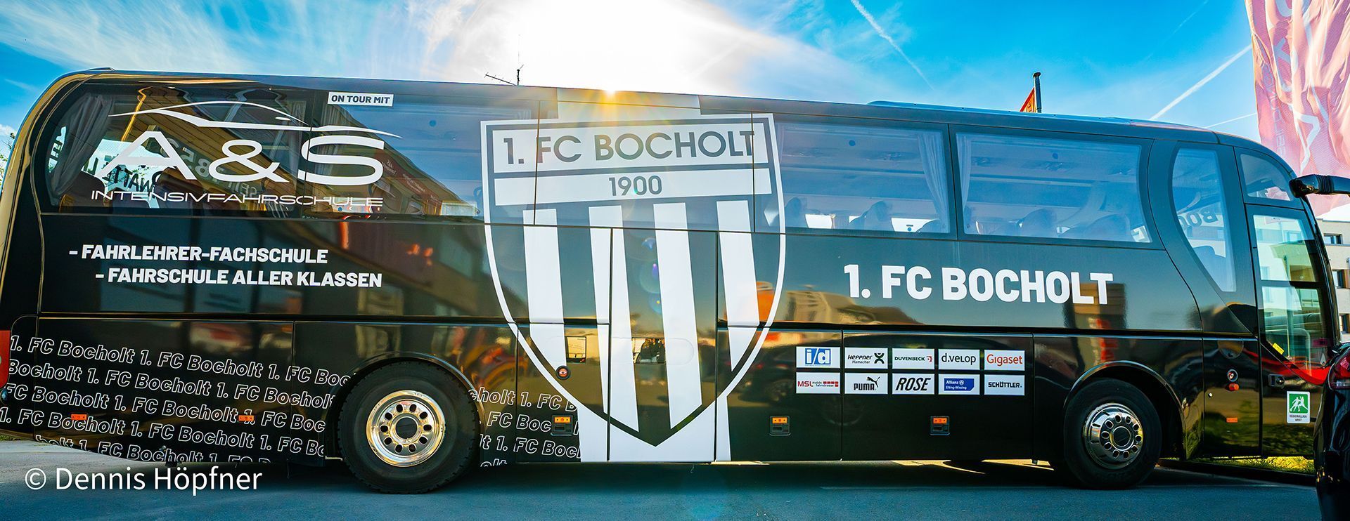 Ein schwarz-weißer Bus mit der Aufschrift 1.fc bocholt auf der Seite