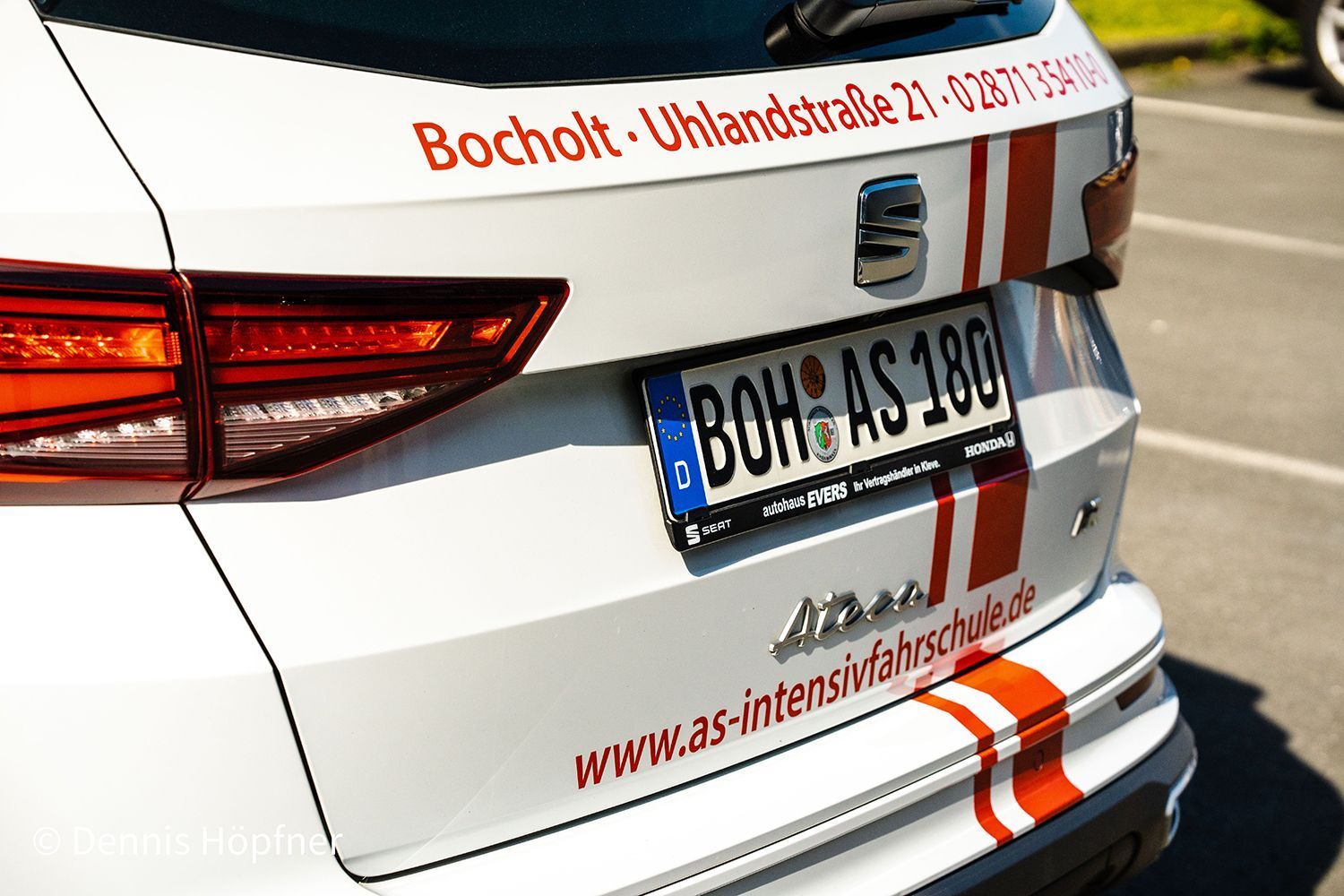 Ein weißes Auto mit einem Nummernschild, auf dem steht „boh as 180“