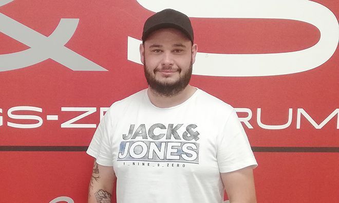 Ein Mann mit Bart trägt ein T-Shirt von Jack & Jones