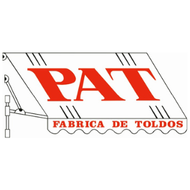Logotipo para "PAT F&aacute;brica de Toldos" con texto rojo sobre un gr&aacute;fico blanco de un toldo.