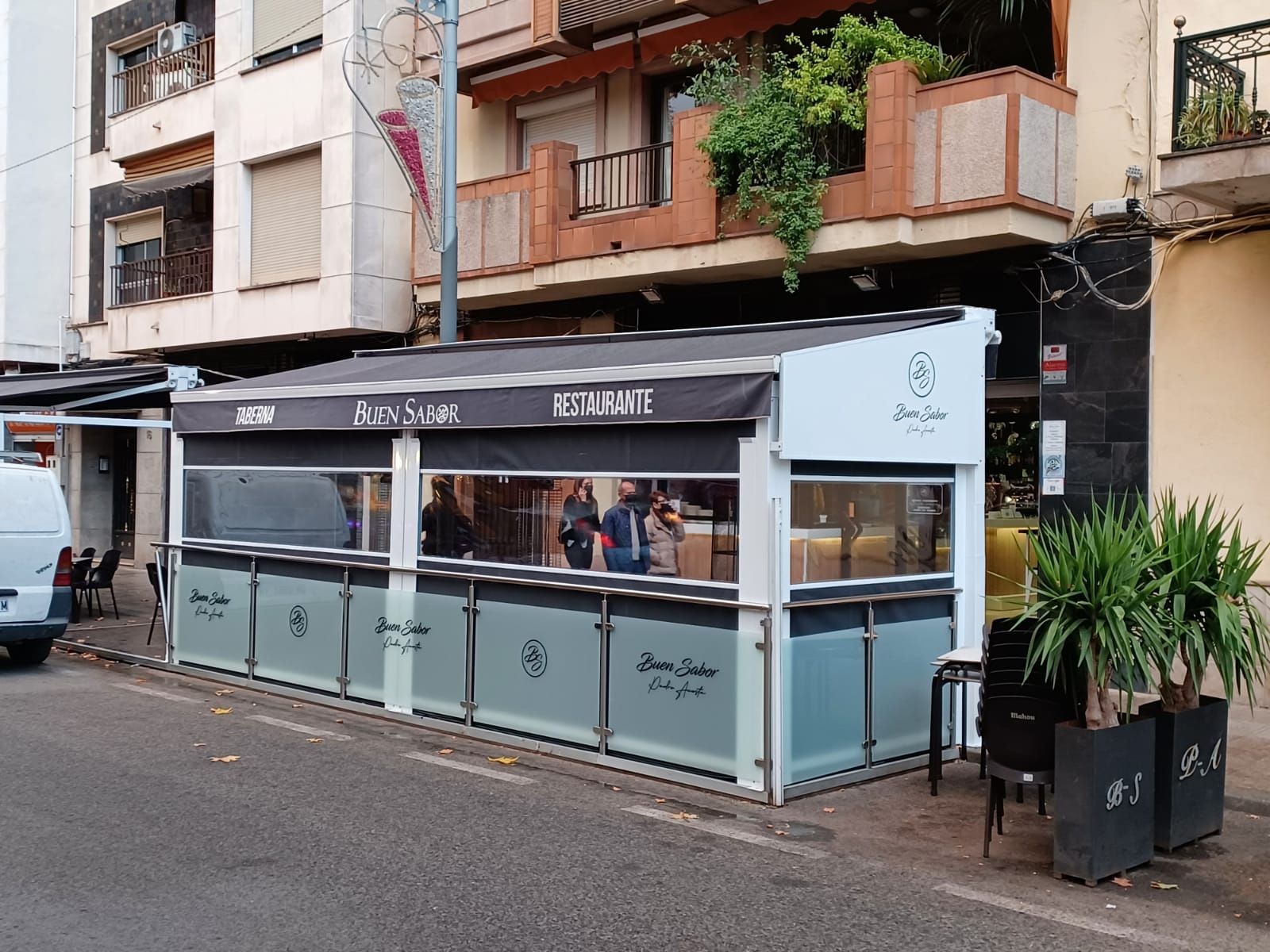Una casa se refleja en las ventanas de un edificio.