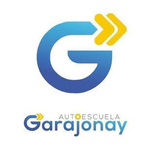 Logotipo de la Autoescuela Garajonay. "G" azul con flechas amarillas hacia la derecha. Texto "Autoescuela Garajonay" debajo.