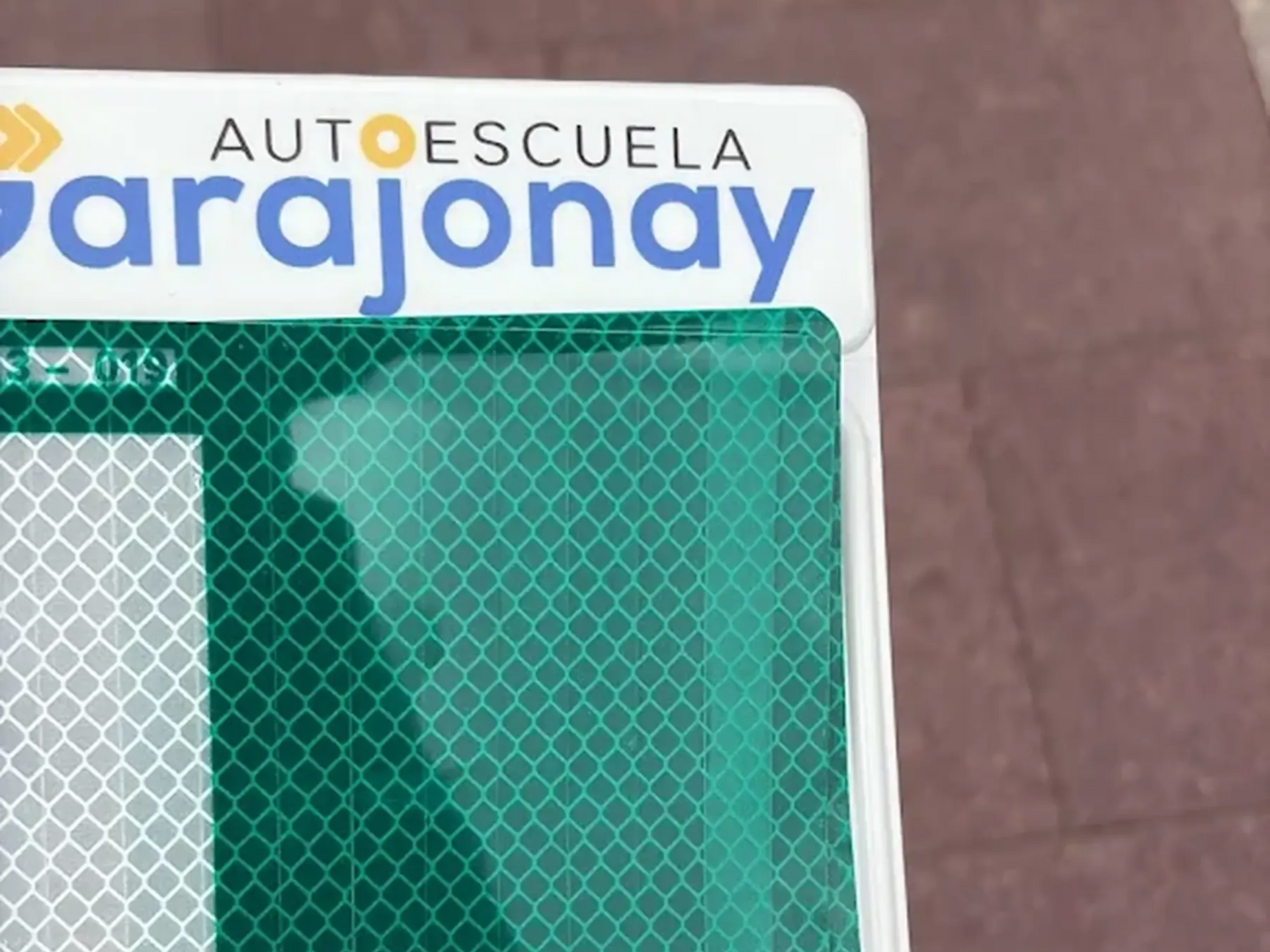 Primer plano de un letrero con la inscripción 