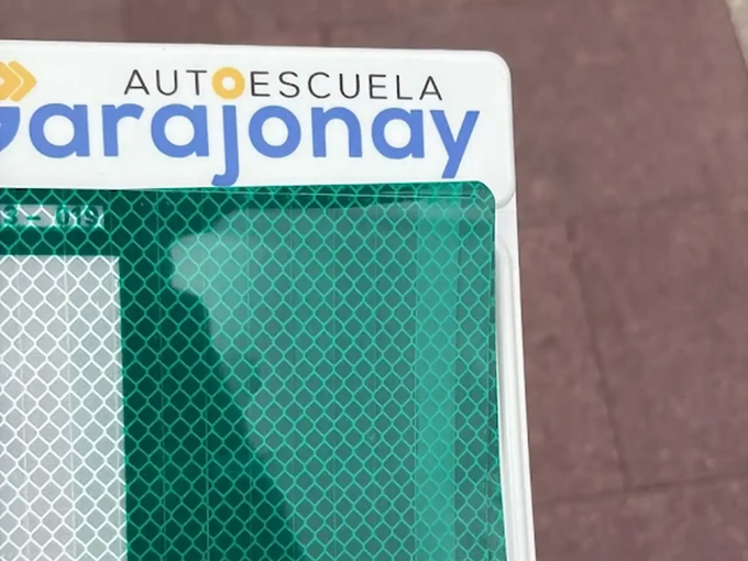 Primer plano de un letrero con la inscripción