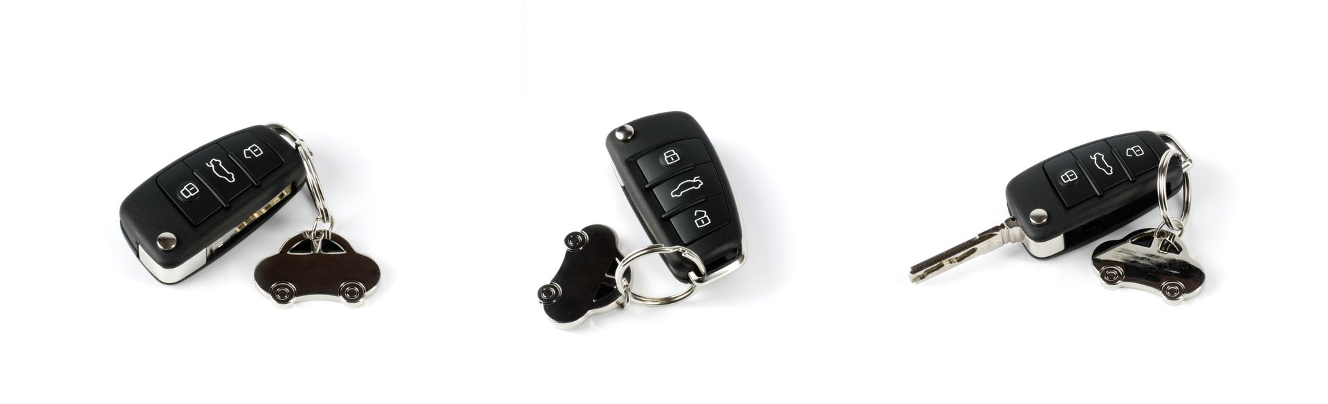 Trois porte-clés de voiture noirs avec des lames de clé argentées disposés sur un fond blanc