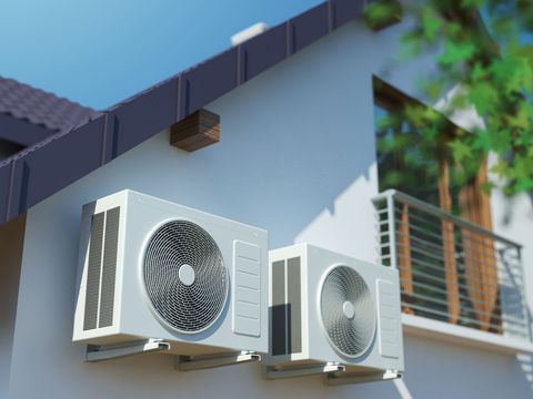 Deux unités de climatisation montées sur l'extérieur d'une maison
