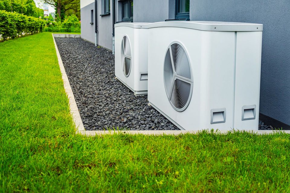Deux unités de climatisation blanches à l'extérieur d'un bâtiment