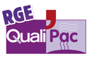 Logo RGE QualiPac : carré violet avec texte blanc et graphique vapeur, forme « J » rouge à droite.