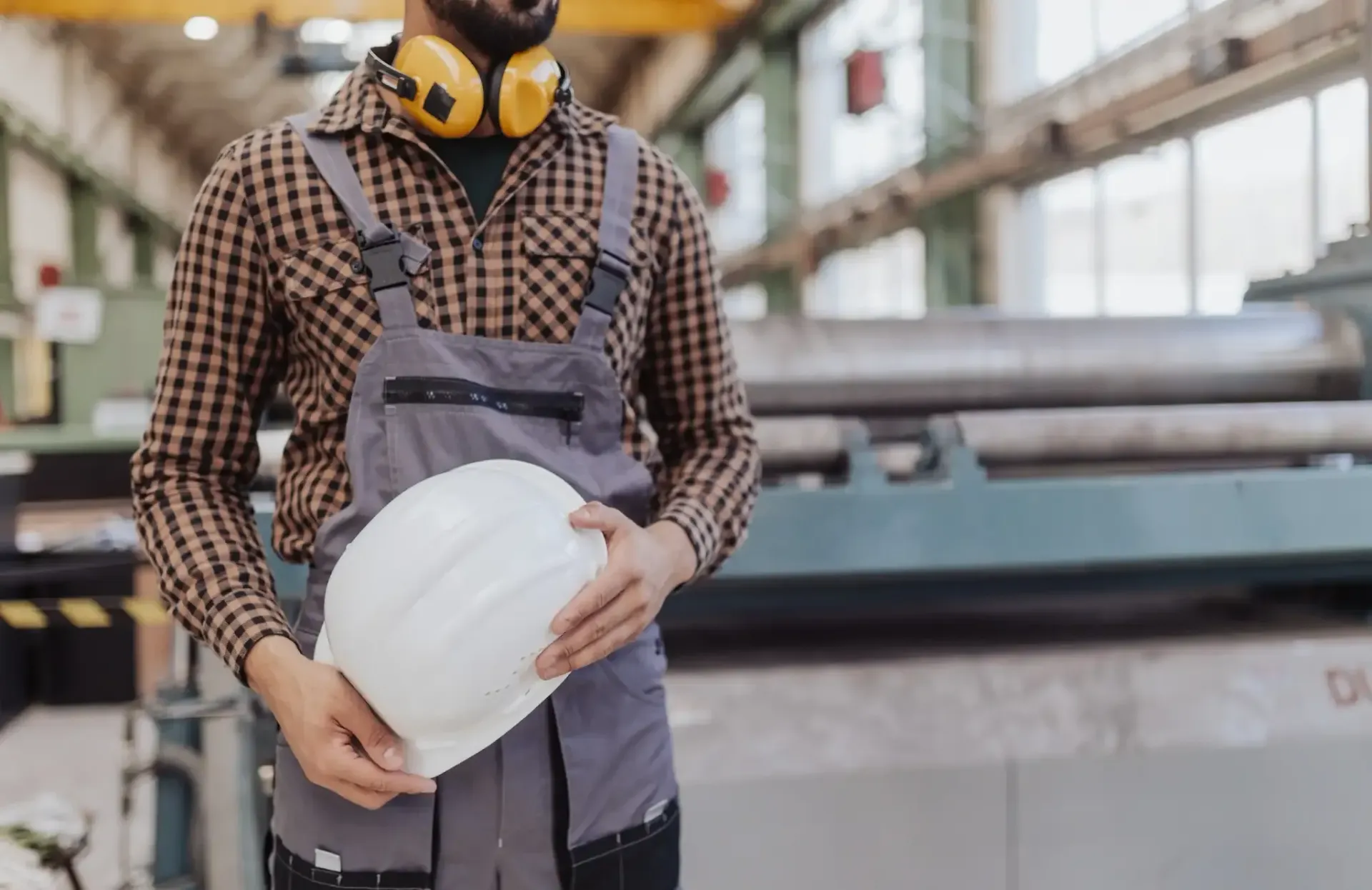 Un hombre canoso con gafas gesticula mientras habla con alguien. Está sentado a una mesa con café.