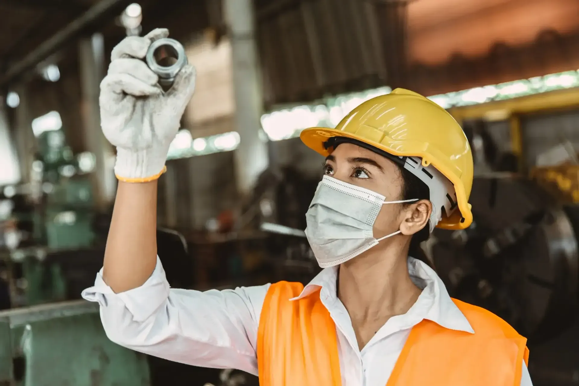 Dos hombres en un escritorio, uno señalando un documento, el otro mirando, con bolígrafo en mano.