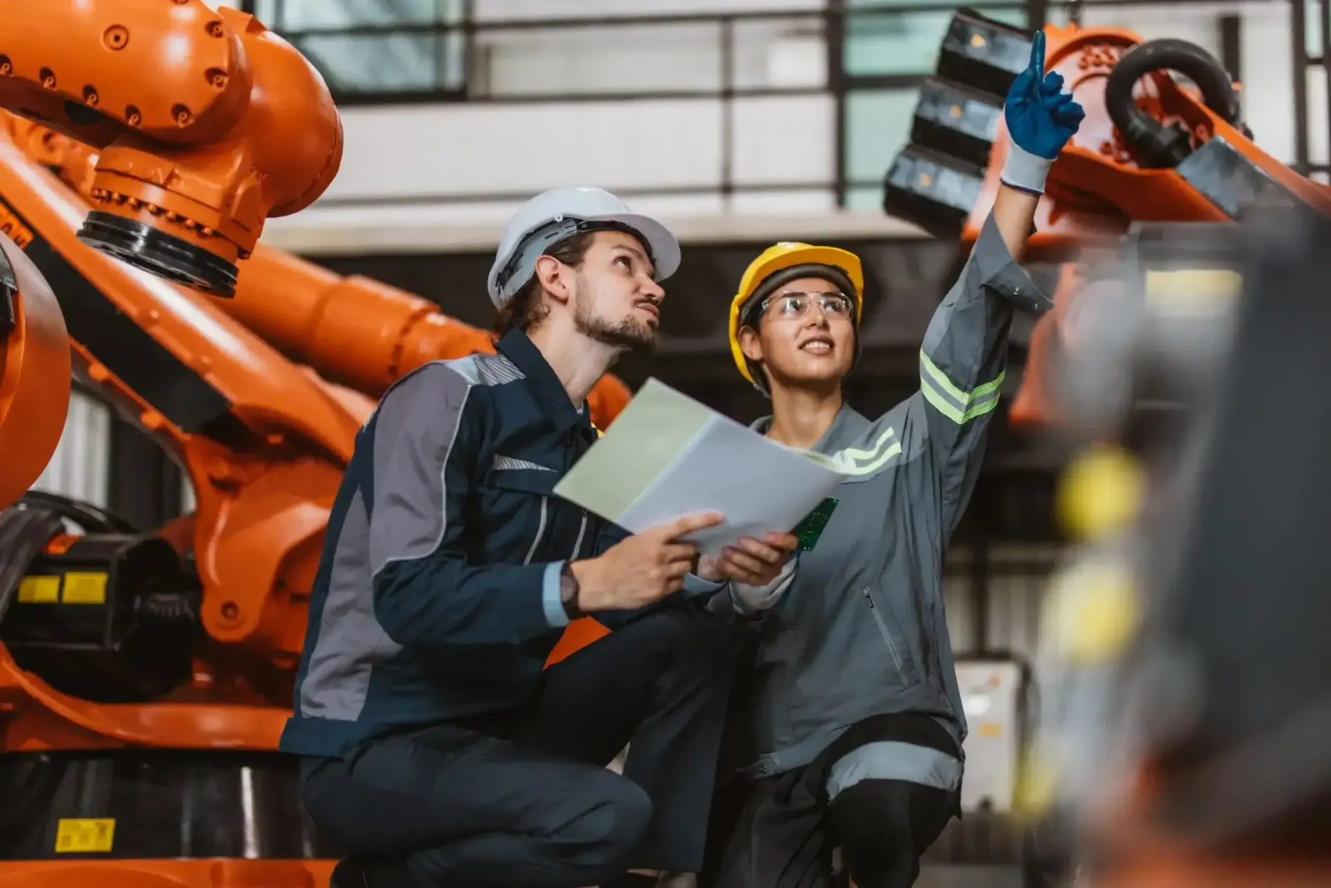 Pareja revisando documentos financieros con un asesor en una mesa. Luz solar, tonos neutros.