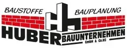 Logo von Huber Bauunternehmen mit roter Backsteinmauer-Grafik und schwarzem Text auf weißem Hintergrund