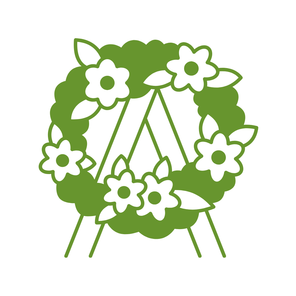 Corona floral verde con flores blancas.