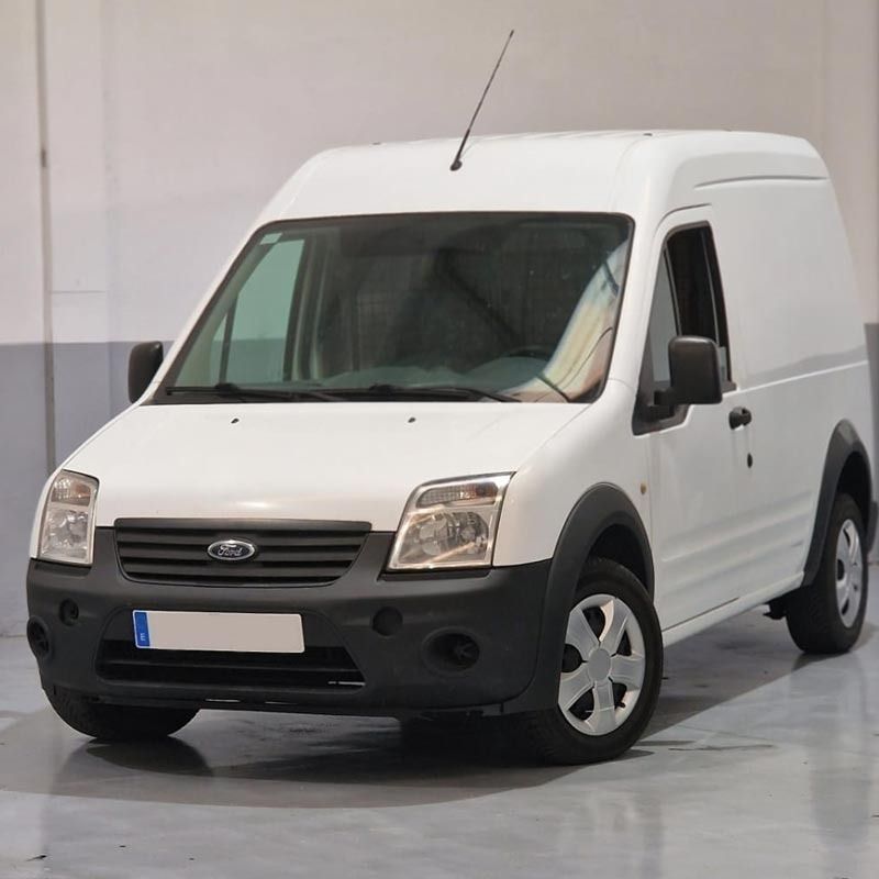 Furgoneta de carga Ford Transit Connect de color blanco, estacionada en un estudio.