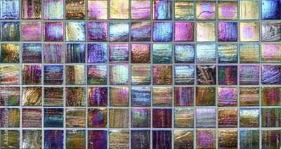Eine Nahaufnahme einer Wand mit violetten und blauen Fliesen.