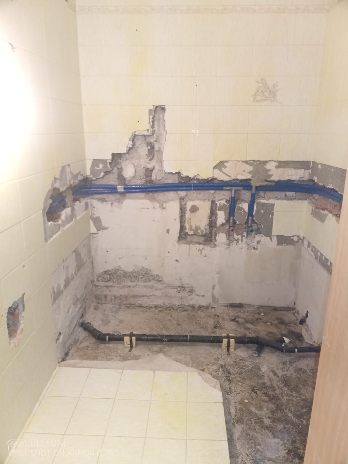 Ein im Bau befindliches Badezimmer mit einem Loch in der Wand.