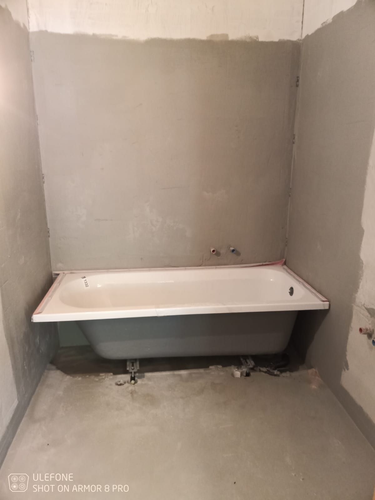 In einem Badezimmer, das gerade umgebaut wird, steht eine Badewanne.