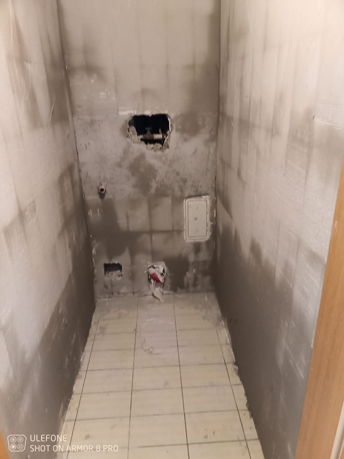 Ein im Bau befindliches Badezimmer mit einem Loch in der Wand.