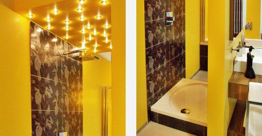 Ein Badezimmer mit gelben Wänden und einer Badewanne