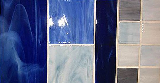 Eine Nahaufnahme einer Reihe blauer Fliesen an einer Wand.