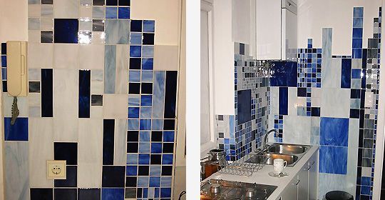 Ein Badezimmer und eine Küche mit blauen und weißen Fliesen an den Wänden.