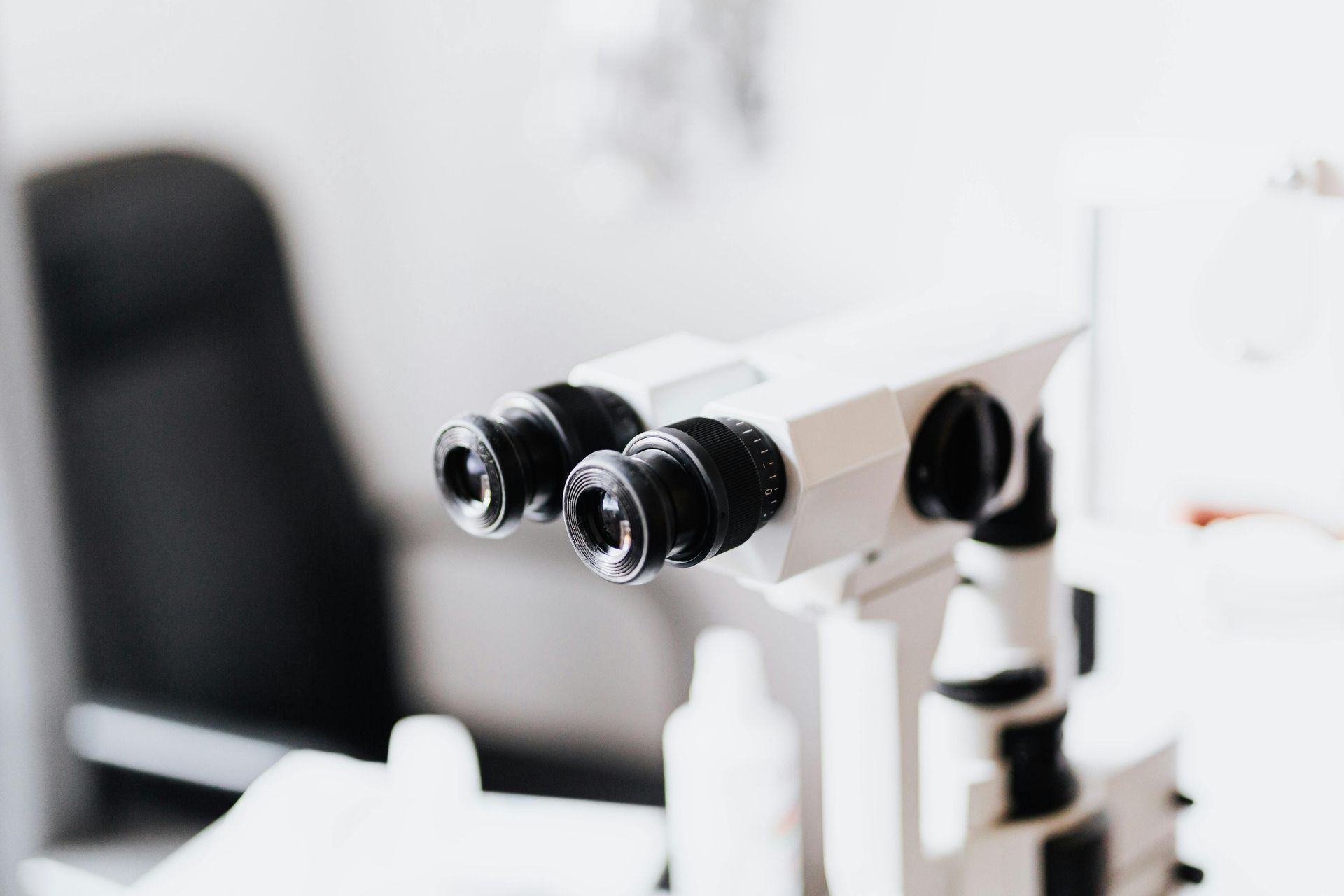 Probegestell für Optiker mit Linsenrädern im roten Etui, umgeben von Brillenwerkzeugen