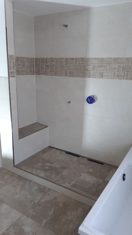 Ebenerdige Dusche mit Sitzmöglichkeit