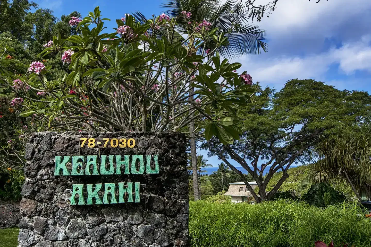 A stone wall with a sign that says keahuhou akahi