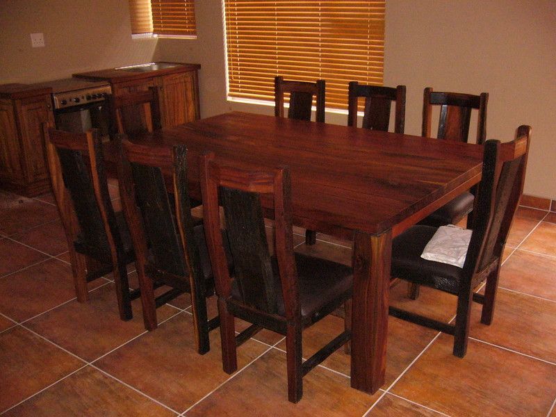 Holzwaschtisch mit schwarzer Oberseite und weißer Front mit zwei Schubladen, die dieselbe Breite wie der Schrank haben. Ein weißes rundes modernes Waschbecken mit verchromter Mischbatterie steht oben rechts auf dem Schrank.