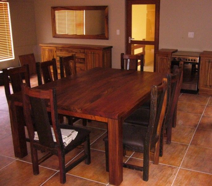 Holzwaschtisch mit schwarzer Oberseite und weißer Front mit zwei Schubladen, die dieselbe Breite wie der Schrank haben. Ein weißes rundes modernes Waschbecken mit verchromter Mischbatterie steht oben rechts auf dem Schrank.