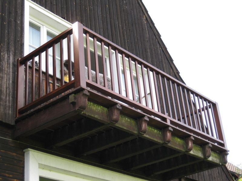 Holzwaschtisch mit schwarzer Oberseite und weißer Front mit zwei Schubladen, die dieselbe Breite wie der Schrank haben. Ein weißes rundes modernes Waschbecken mit verchromter Mischbatterie steht oben rechts auf dem Schrank.