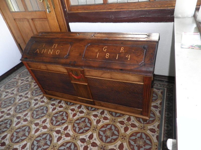 Holzwaschtisch mit schwarzer Oberseite und weißer Front mit zwei Schubladen, die dieselbe Breite wie der Schrank haben. Ein weißes rundes modernes Waschbecken mit verchromter Mischbatterie steht oben rechts auf dem Schrank.